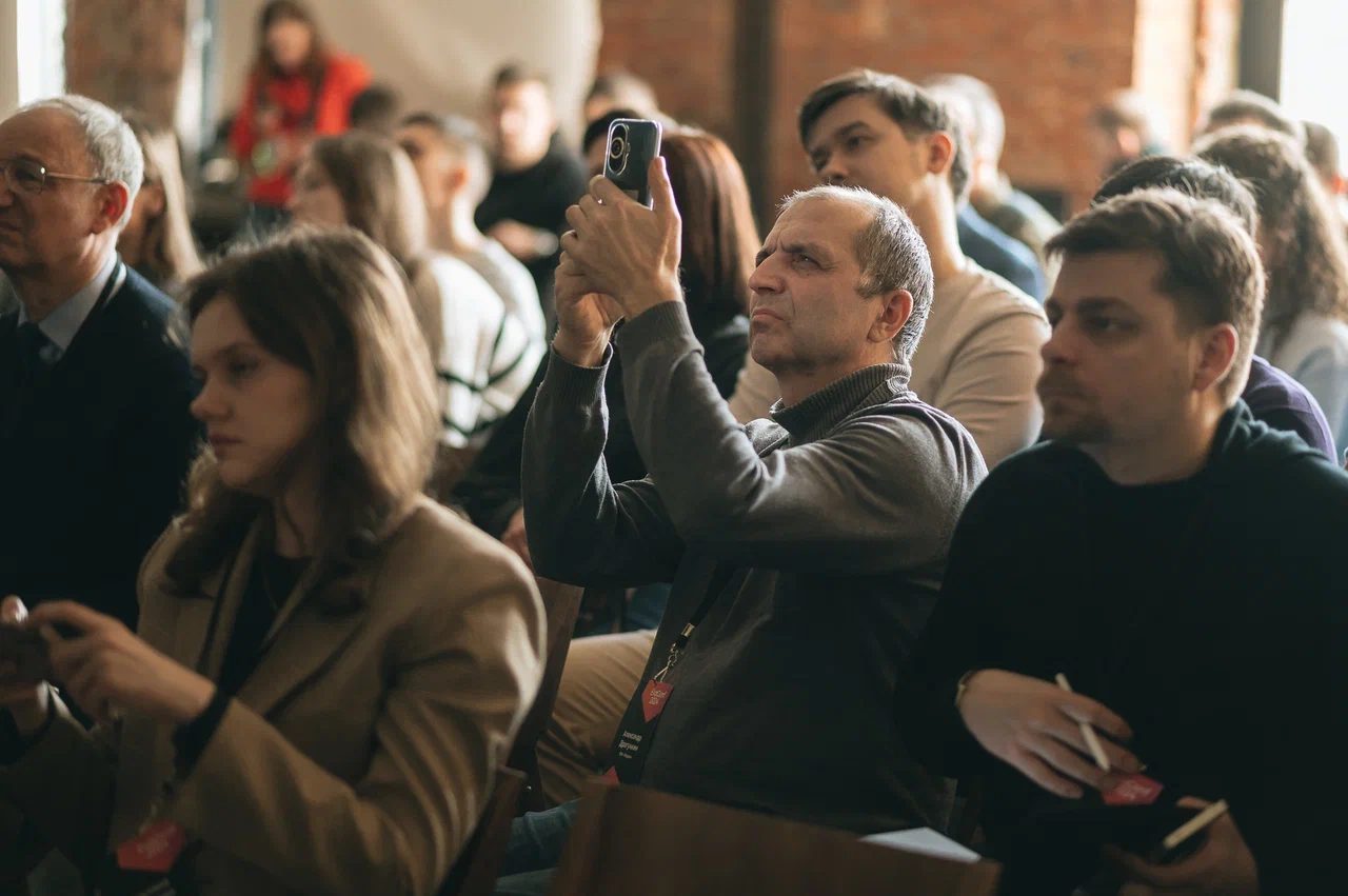 Зрители в зале во время доклада на EvaConf 2024