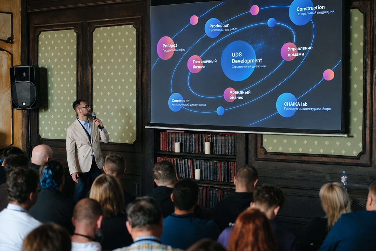 Спикер выступает перед залом на EvaConf 2024